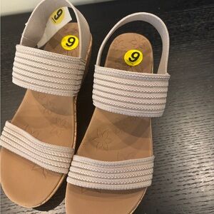 Sketchers Beige Elastic Strap Sandals - Size 9